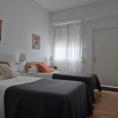 Dormitorio luminoso de la residencia Virgen de Lourdes